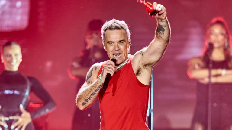 Robbie Williams en Argentina, salió a saludar a los fans y cantó afuera de su hotel