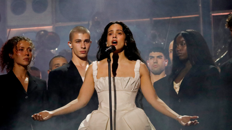Rosalía cantó en puntas y deslumbró