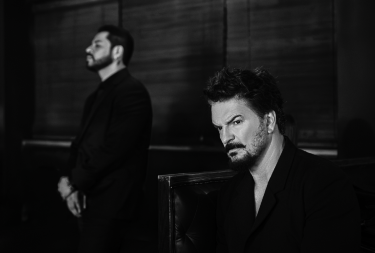 Arjona estrena "Amor Factura"